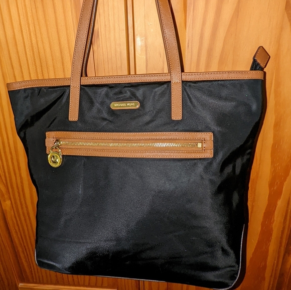 Michael Kors Kempton large nylon tote bag. - Picture 4 of 14